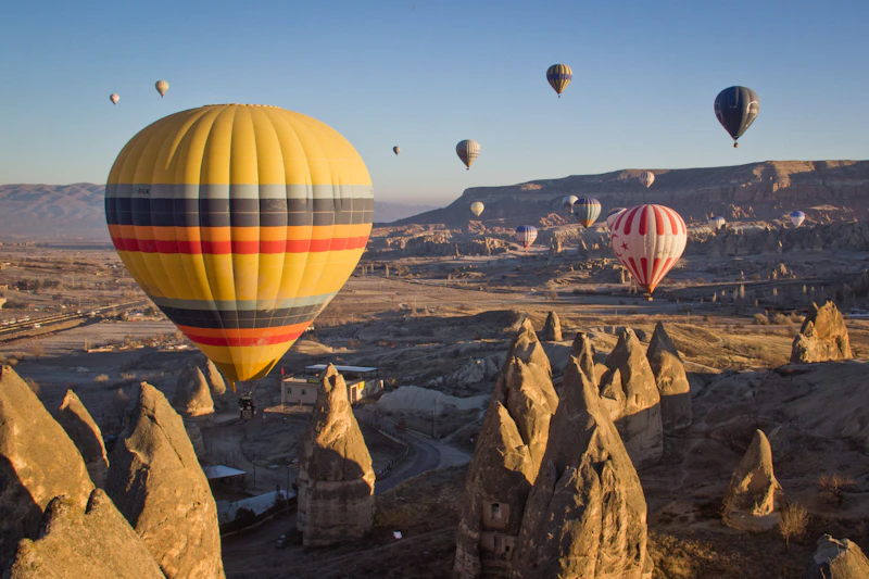 Montgolfières dans le ciel de Cappadoce, en Turquie